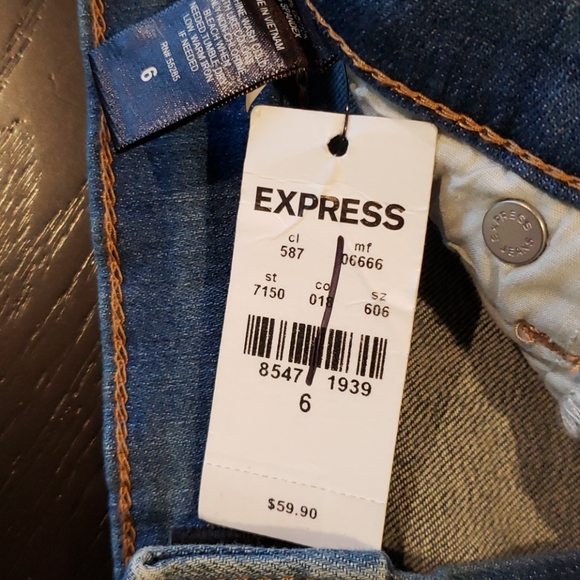 NWT! EXPRESS DISTRESSED DENIM SHORTS 6 - Picture 7 of 7